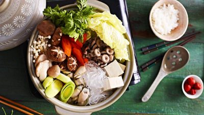 Bắt tay vào bếp làm lẩu nấm – món ăn 8/3 tốt cho sức khỏe phụ nữ