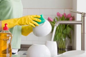 tráng chén dĩa dưới vòi nước chảy để chén dĩa sạch sẽ hơn