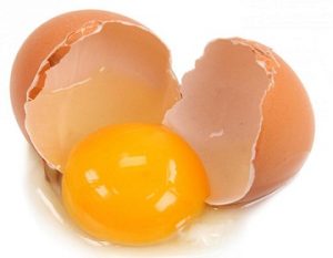 làm sạch vết bẩn của nghệ bằng lòng trắng trứng