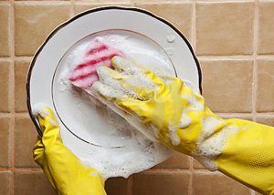 Làm sạch chén đĩa bằng nước nóng