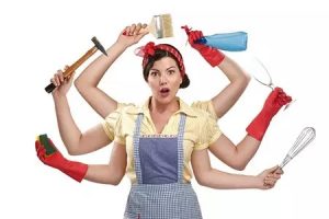 phụ nữ bận rộn cần tìm giúp việc nhà