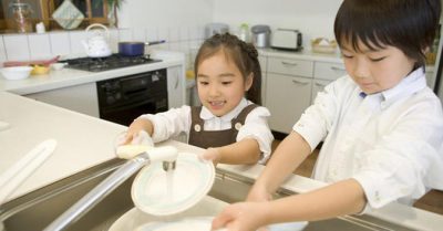 4 cách dạy con làm việc nhà giúp trẻ thành công hơn trong tương lai