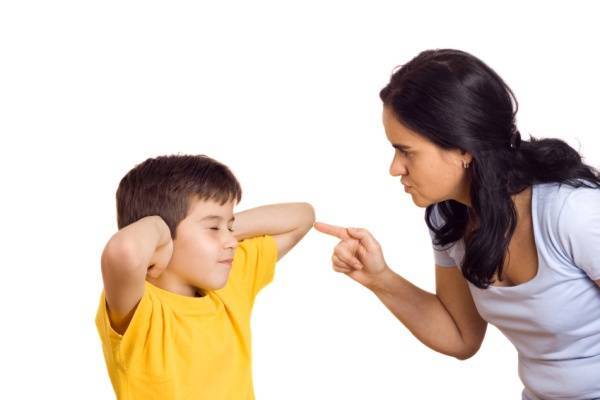 người mẹ đang la cậu bé