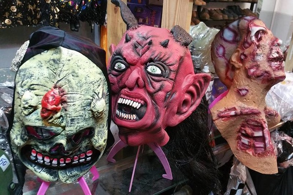 cửa hàng bán phụ kiện Halloween