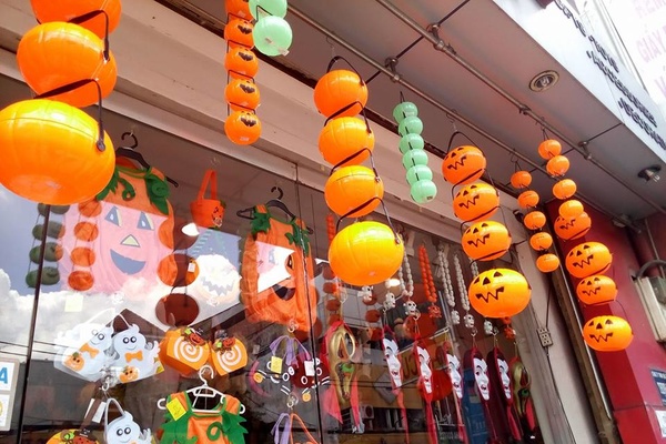 những cửa hàng bán phụ kiện Halloween