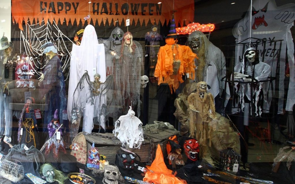 những cửa hàng bán phụ kiện Halloween
