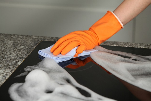 Vệ sinh bếp hồng ngoại đúng cách với khăn mềm