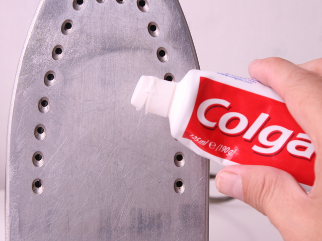 kem đánh răng colgate và bàn ủi