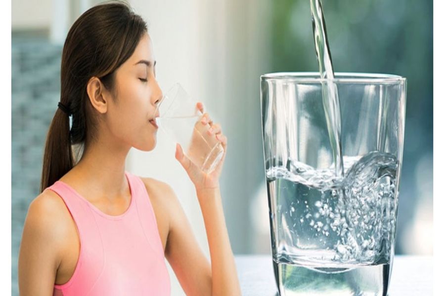 Uống nước nhiều giúp cơ thể đào thải chất độc
