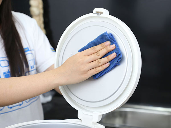 Lau sạch bên trong nắp nồi cơm điện