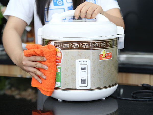 Vệ sinh thân ngoài nồi cơm điện