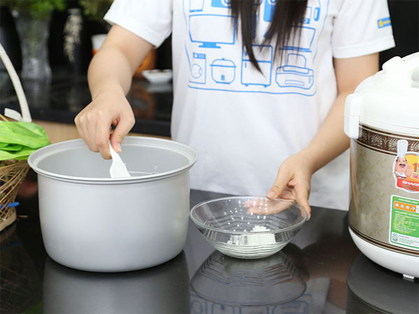 múc cơm ra để dễ dàng vệ sinh nồi cơm điện