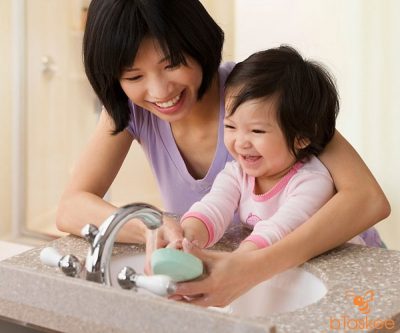 Đừng để người giúp việc “làm mẹ” thay bạn