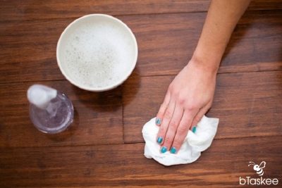 Cách tẩy vết nước chè trên sàn nhà cực hiệu quả