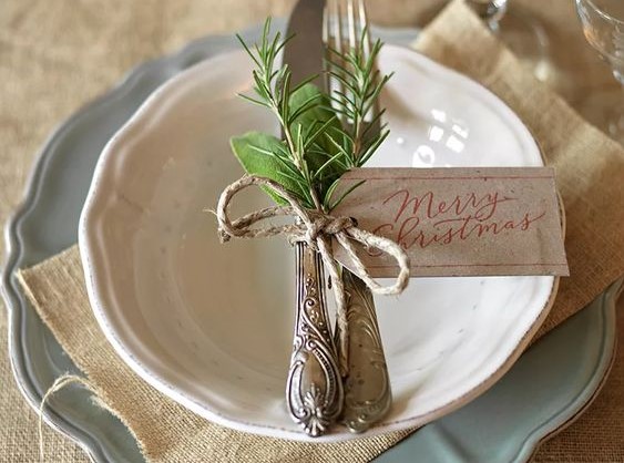 Bàn ăn mộc mạc linen