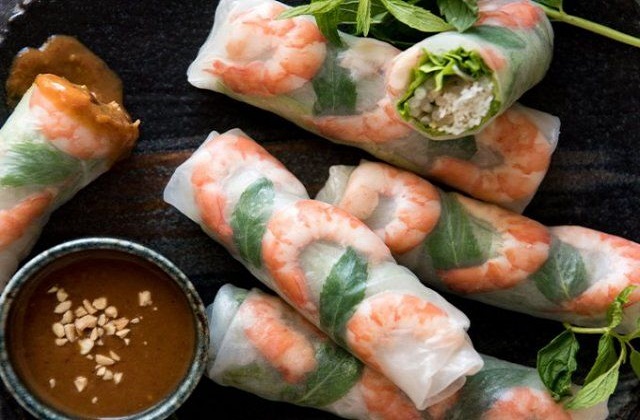 gỏi cuốn không chứa nhiều chất đạm cho ngày Tết