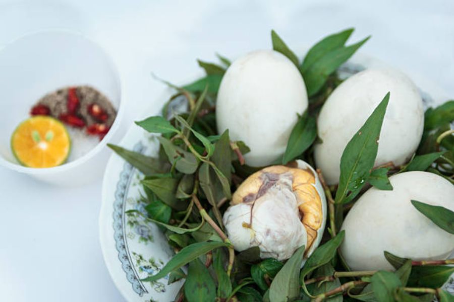 Kiêng ăn trứng vịt lộn