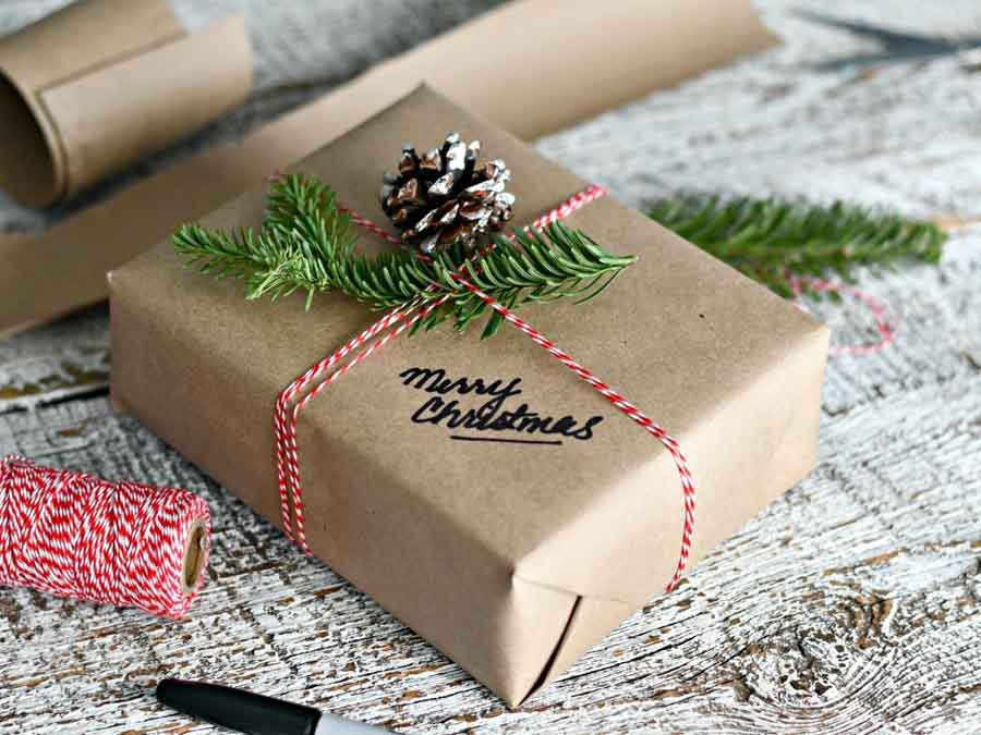 hộp quà Noel với lá thông