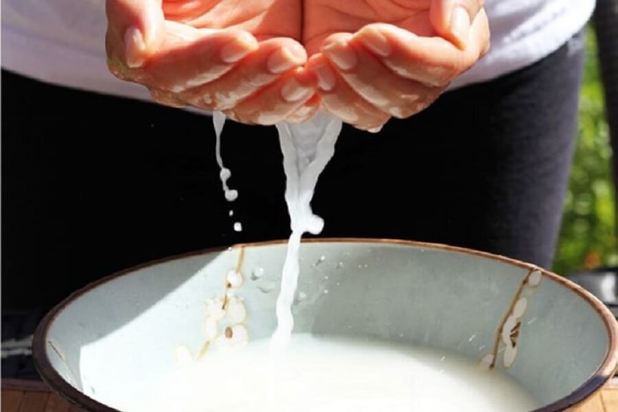rửa mặt bằng nước vo gạo 