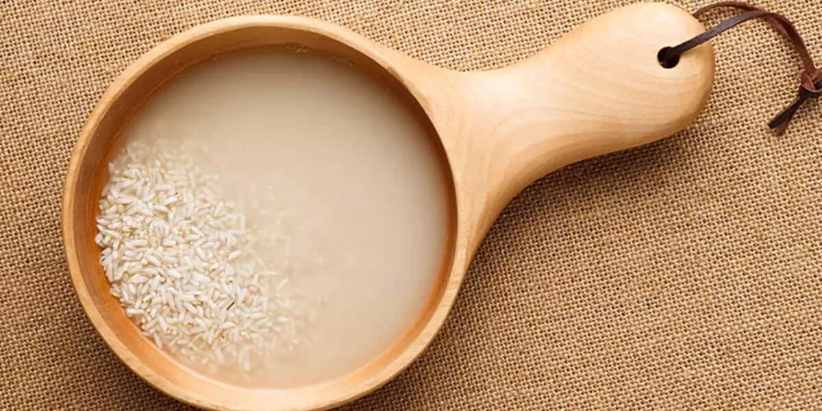 rửa mặt với nước vo gạo