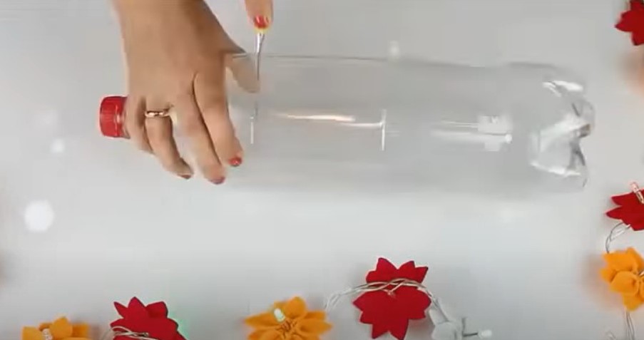 Dùng dao cắt chai nhựa để làm quả cầu tuyết