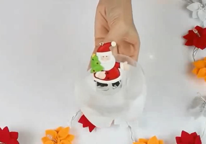 Gắn mô hình vào trang trí quả cầu tuyết