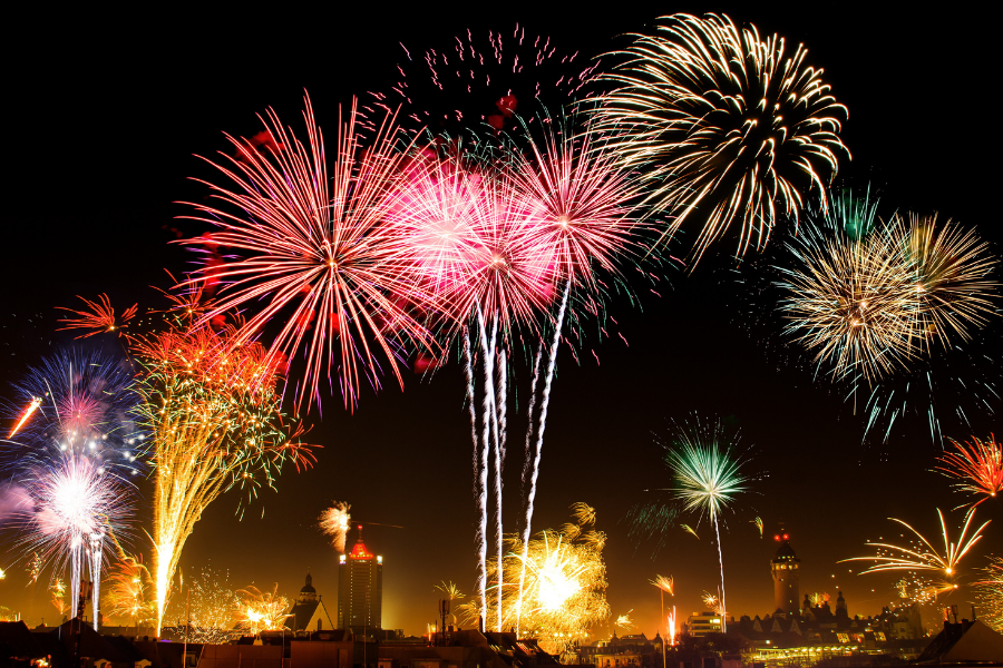 Bắn pháo hoa là hình thức mừng năm mới ở nhiều quốc gia