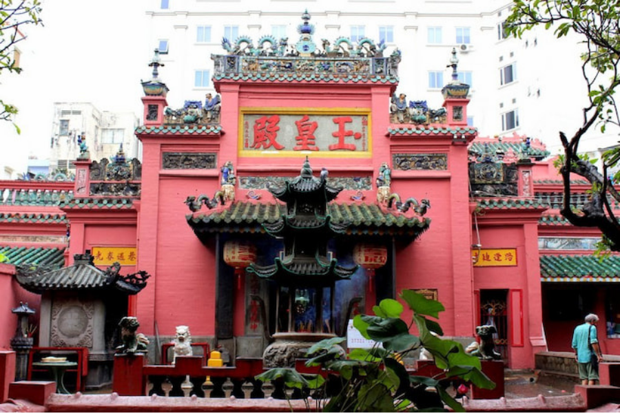 Chùa Ngọc Hoàng ở Sài Gòn nổi tiếng cầu tài, tình rất may