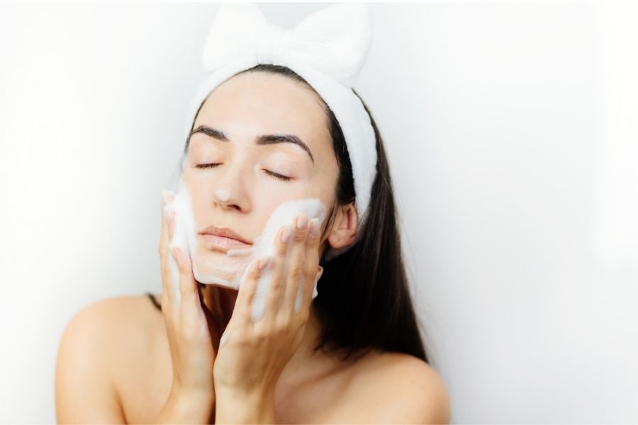 Rửa mặt hằng ngày giúp làm sạch da 