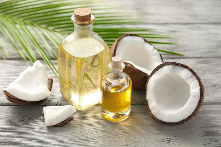 Dầu dừa là loại tinh dầu có chứa axit béo, vitamin E, A 