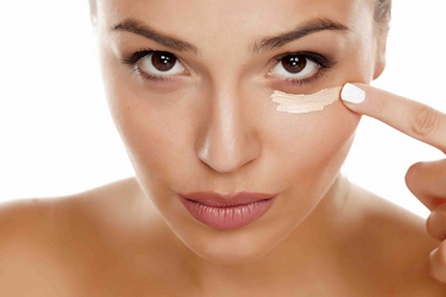 Vùng da mắt là nơi xuất hiện đầu tiên của các dấu hiệu lão hóa
