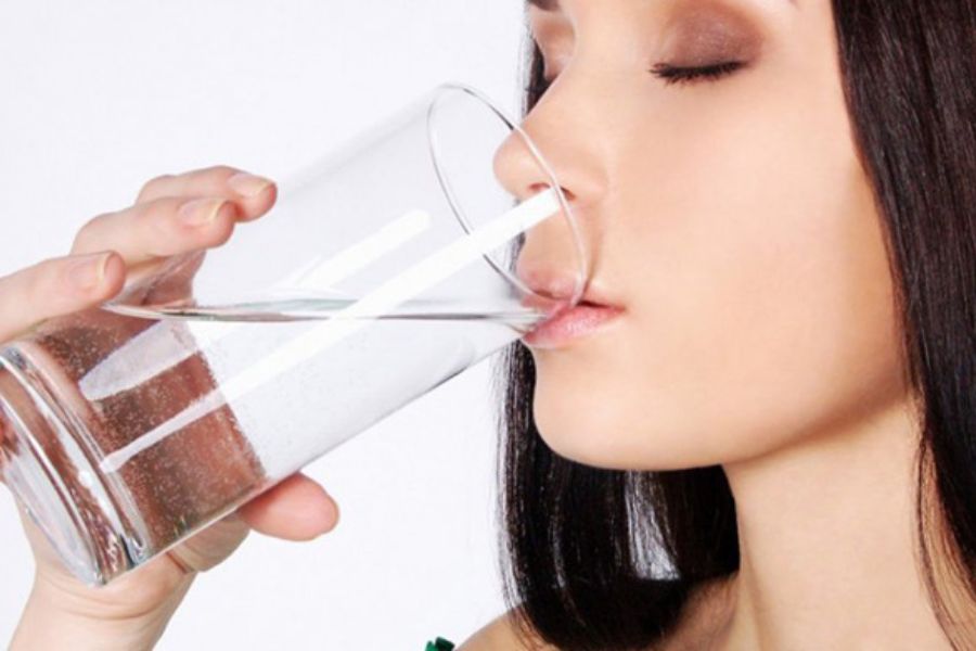 Uống nhiều nước để làn da khỏe mạnh, căng mịn. 