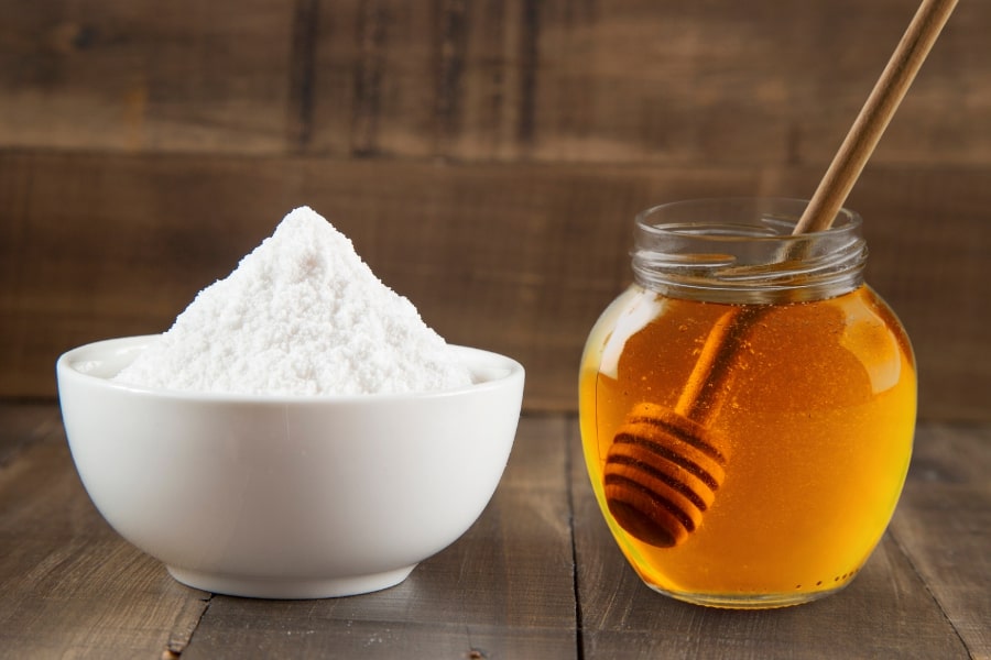 Baking soda kết hợp cùng mật ong giúp tẩy da môi hiệu quả