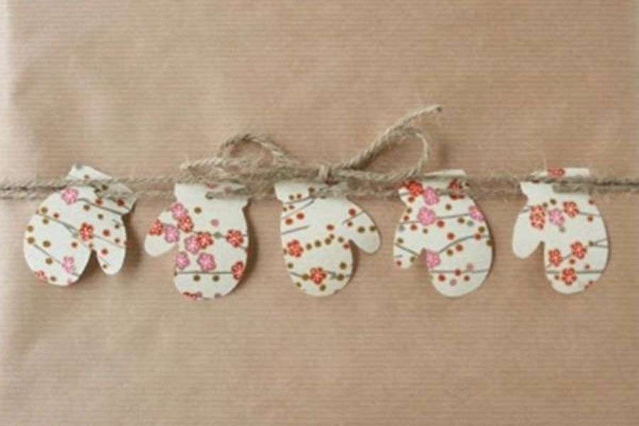 Quà Noel được trang trí găng tay treo lủng lăng xinh xắn 