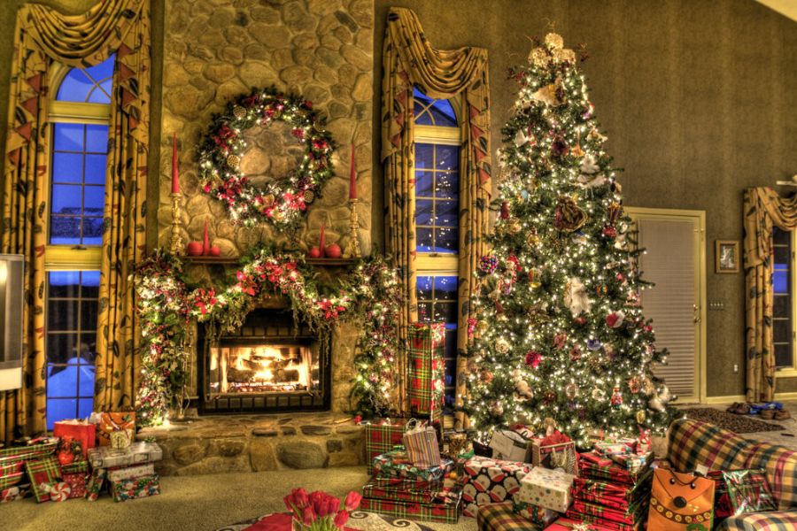 Mẫu cây thông Noel cổ điển bên cạnh lò sưởi đem đến không khí Giáng sinh ấm áp