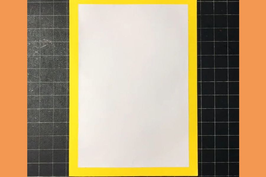 Dán giấy màu trắng lên giấy màu vàng