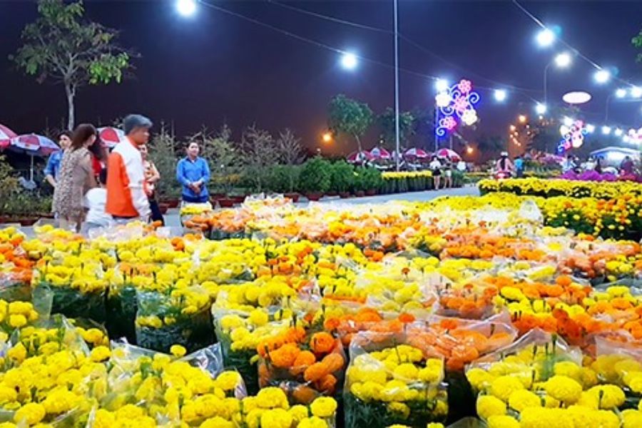 Chợ hoa Bình Điền vào ban đêm ngày tết