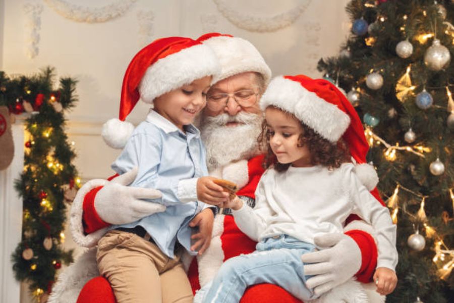 Ông già Noel mang đến niềm vui cho các em nhỏ và đêm giáng sinh